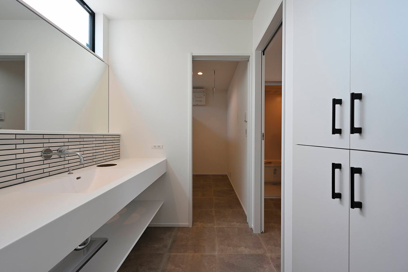 サブライムホーム（SUBLIME HOME） 【本体価格3077万円】リビングと中庭がつながる。冬は屋内でストーブやサウナ、夏は屋外でBBQやプールの建築実例画像13