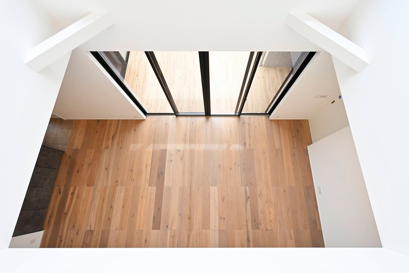 サブライムホーム（SUBLIME HOME） 【本体価格3077万円】リビングと中庭がつながる。冬は屋内でストーブやサウナ、夏は屋外でBBQやプールの建築実例画像17