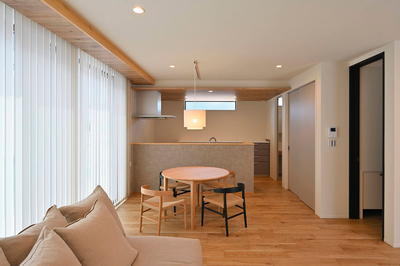 サブライムホーム（SUBLIME HOME） 【本体価格2333万円】無機質なグレー×優しい木目。直線的なデザインを用いた「美術館」のような住まいの建築実例画像3