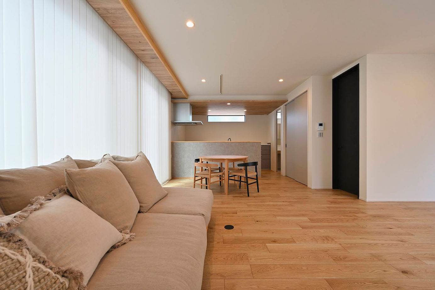 サブライムホーム（SUBLIME HOME） 【本体価格2333万円】無機質なグレー×優しい木目。直線的なデザインを用いた「美術館」のような住まいの建築実例画像6