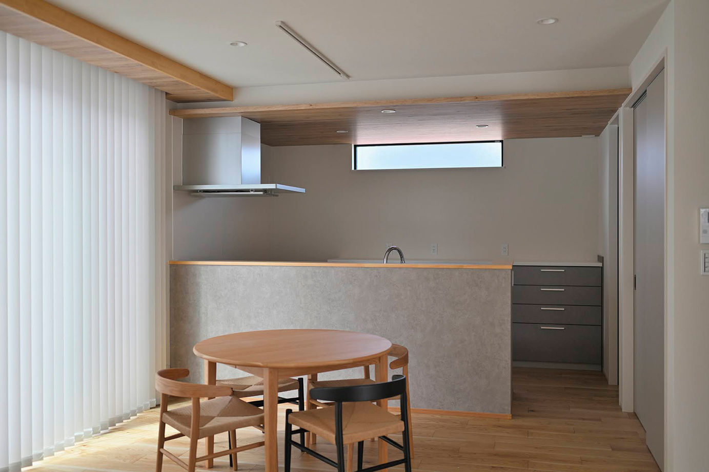サブライムホーム（SUBLIME HOME） 【本体価格2333万円】無機質なグレー×優しい木目。直線的なデザインを用いた「美術館」のような住まいの建築実例画像7