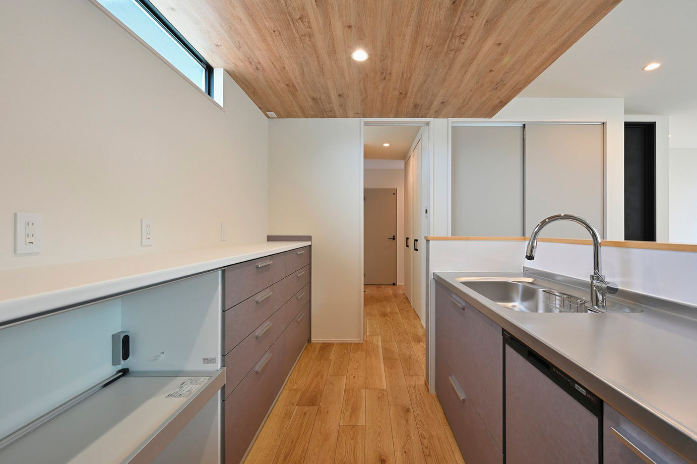 サブライムホーム（SUBLIME HOME） 【本体価格2333万円】無機質なグレー×優しい木目。直線的なデザインを用いた「美術館」のような住まいの建築実例画像9