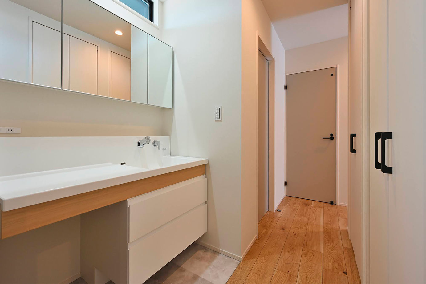 サブライムホーム（SUBLIME HOME） 【本体価格2333万円】無機質なグレー×優しい木目。直線的なデザインを用いた「美術館」のような住まいの建築実例画像11