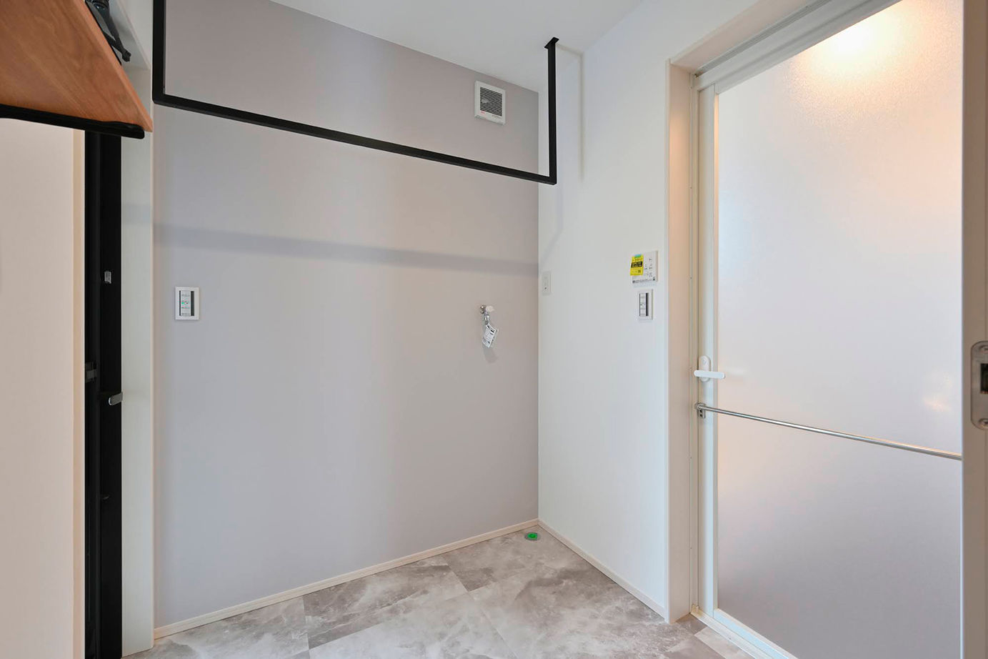 サブライムホーム（SUBLIME HOME） 【本体価格2333万円】無機質なグレー×優しい木目。直線的なデザインを用いた「美術館」のような住まいの建築実例画像12