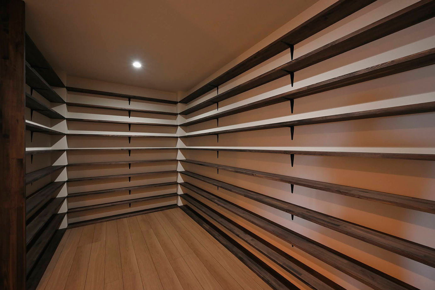 サブライムホーム（SUBLIME HOME） 【本体価格2333万円】無機質なグレー×優しい木目。直線的なデザインを用いた「美術館」のような住まいの建築実例画像15