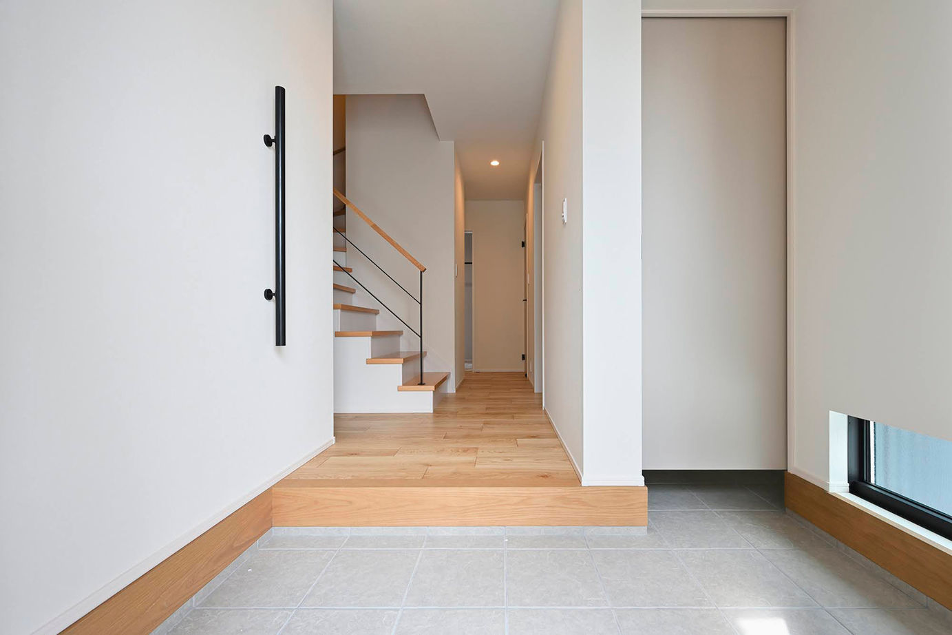 サブライムホーム（SUBLIME HOME） 【本体価格2333万円】無機質なグレー×優しい木目。直線的なデザインを用いた「美術館」のような住まいの建築実例画像18