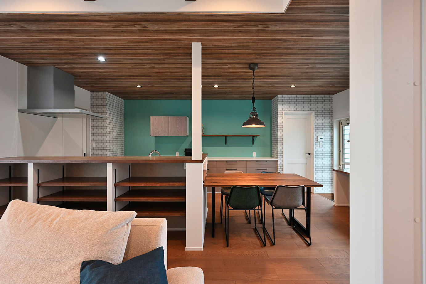 サブライムホーム（SUBLIME HOME） 【本体価格2606万円】動線や収納の工夫も満載！光や風を感じる広い間口のカリフォルニアスタイルの家の建築実例画像2