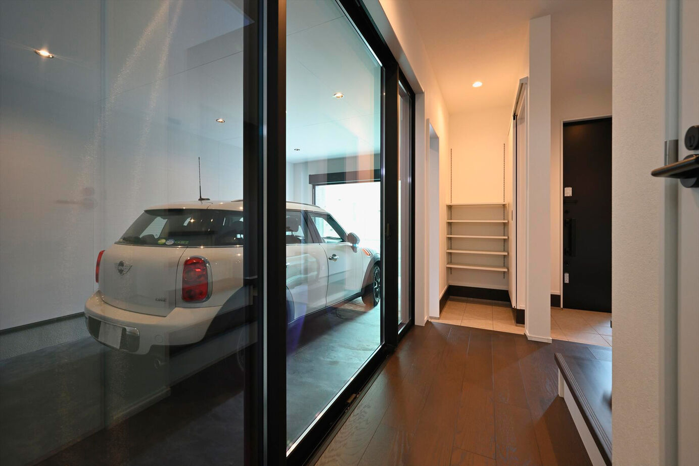 サブライムホーム（SUBLIME HOME） 【本体価格2857万円/間取図あり】ホテルライクなビルトインガレージのある3階建て。狭小地でも開放的に！の建築実例画像2