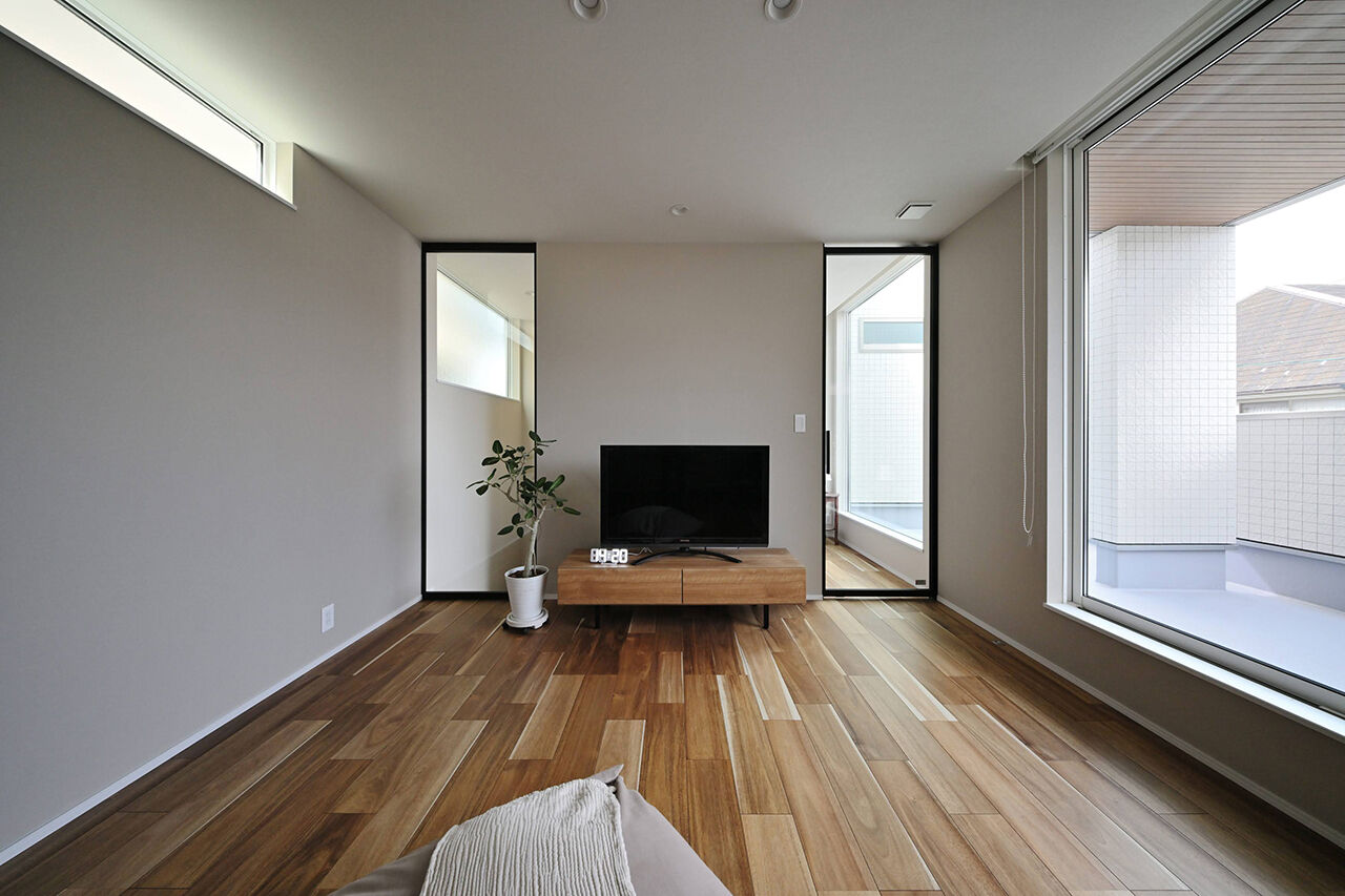 サブライムホーム（SUBLIME HOME） 【本体価格3188万円/間取図あり】ホワイトタイルが美しいビルトインガレージハウス。陽がいっぱいの2階LDKの建築実例画像3