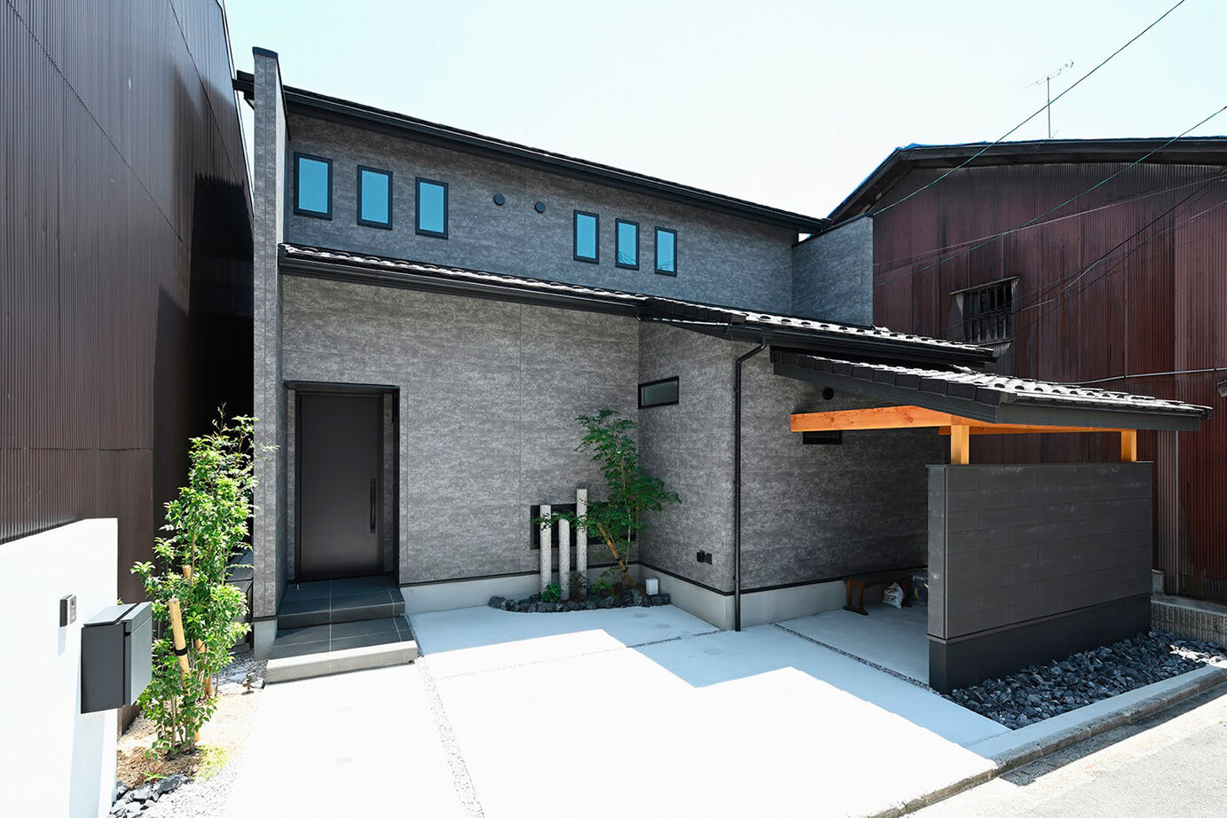 サブライムホーム（SUBLIME HOME） 【本体価格2652万円】黒いタイルの床、吹抜けに塗り壁。和モダンデザインと、家事や育児がしやすいプランの建築実例画像