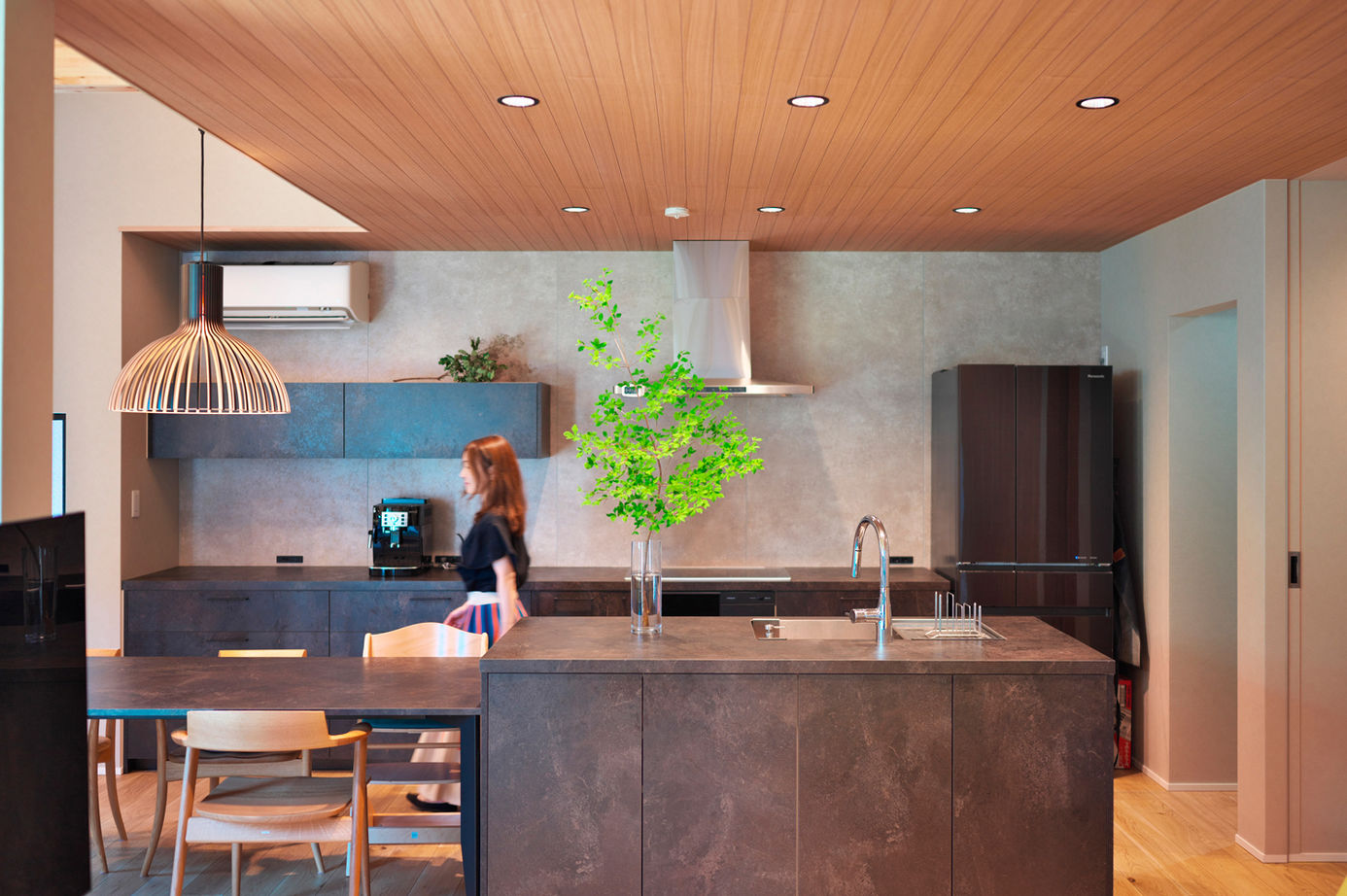 サブライムホーム（SUBLIME HOME） 【本体価格2652万円】黒いタイルの床、吹抜けに塗り壁。和モダンデザインと、家事や育児がしやすいプランの建築実例画像2