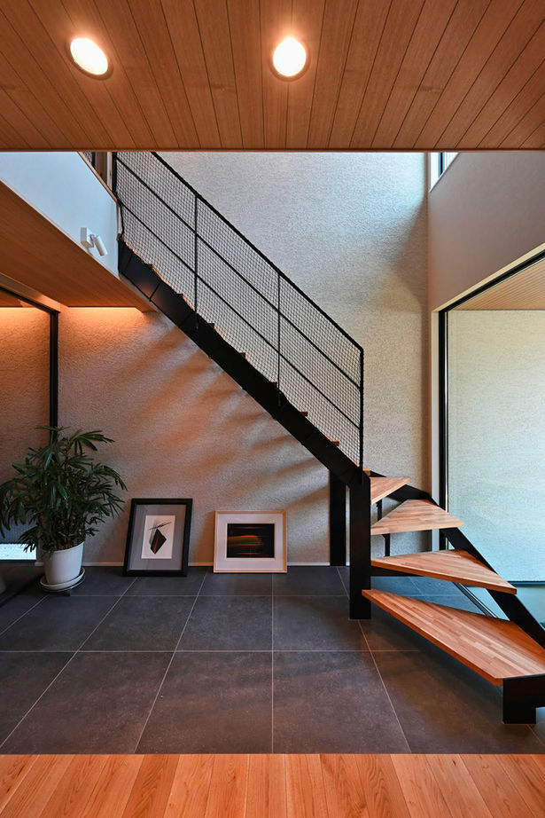 サブライムホーム（SUBLIME HOME） 【本体価格2652万円】黒いタイルの床、吹抜けに塗り壁。和モダンデザインと、家事や育児がしやすいプランの建築実例画像3