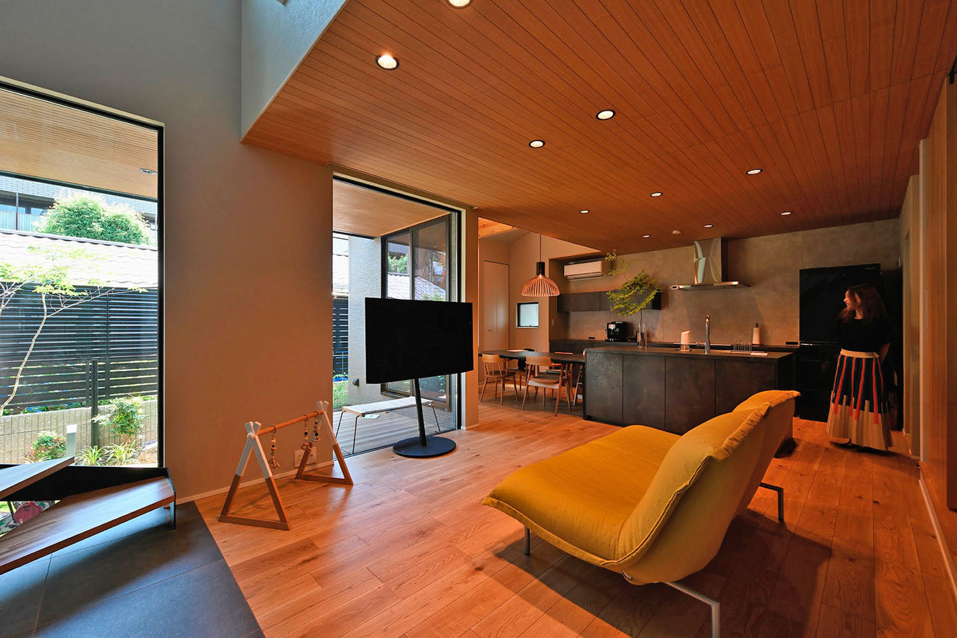 サブライムホーム（SUBLIME HOME） 【本体価格2652万円】黒いタイルの床、吹抜けに塗り壁。和モダンデザインと、家事や育児がしやすいプランの建築実例画像4