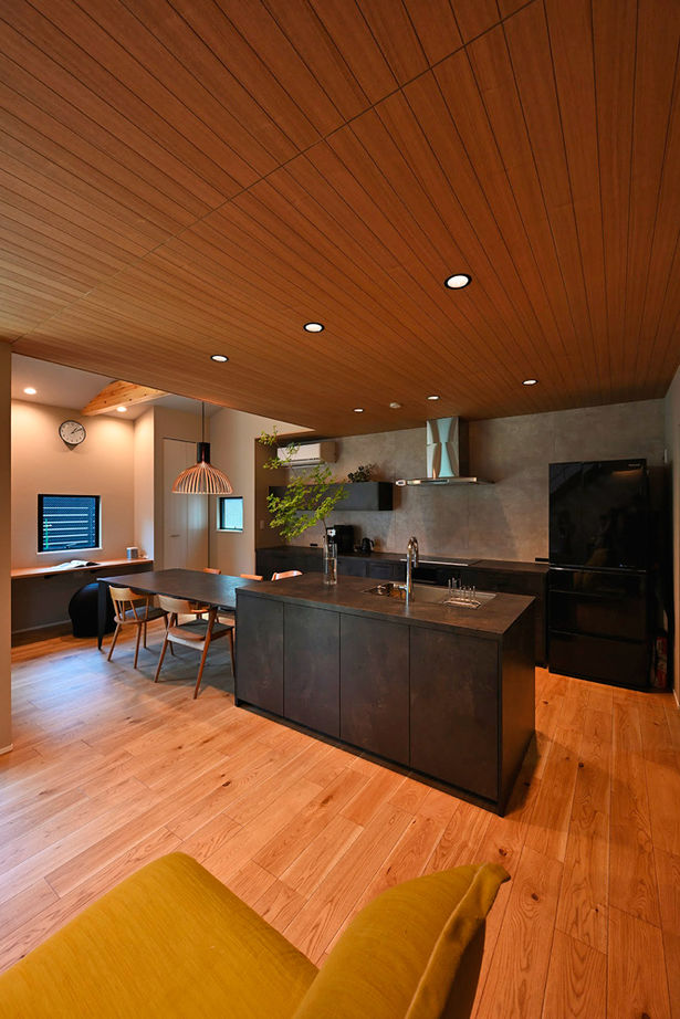 サブライムホーム（SUBLIME HOME） 【本体価格2652万円】黒いタイルの床、吹抜けに塗り壁。和モダンデザインと、家事や育児がしやすいプランの建築実例画像6