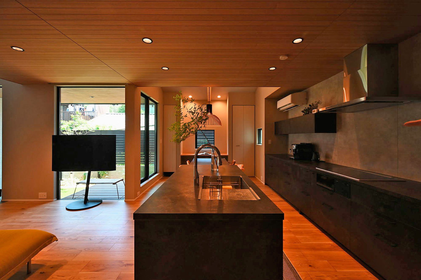 サブライムホーム（SUBLIME HOME） 【本体価格2652万円】黒いタイルの床、吹抜けに塗り壁。和モダンデザインと、家事や育児がしやすいプランの建築実例画像7