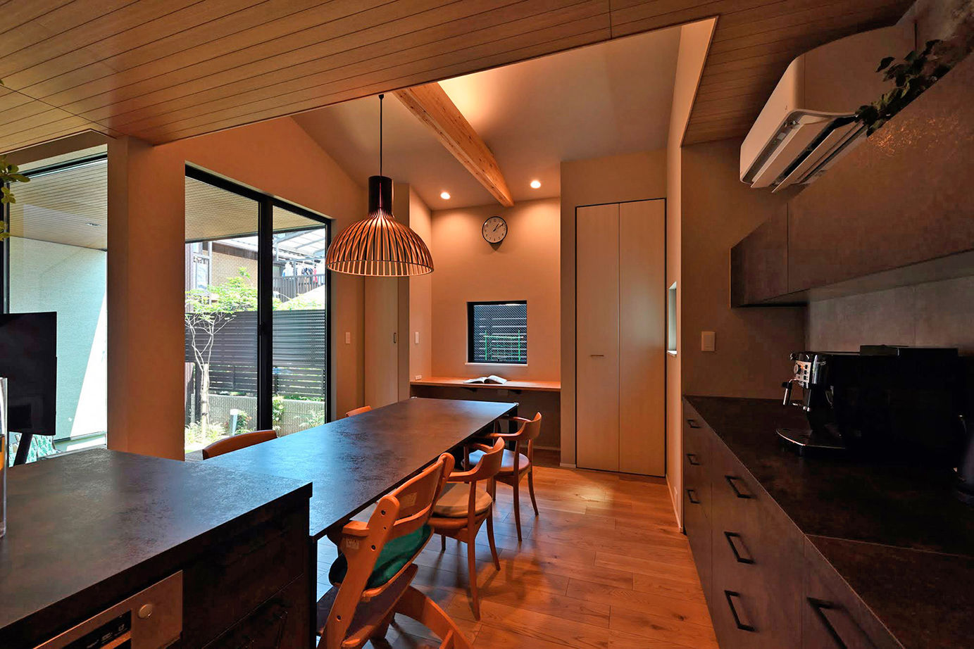 サブライムホーム（SUBLIME HOME） 【本体価格2652万円】黒いタイルの床、吹抜けに塗り壁。和モダンデザインと、家事や育児がしやすいプランの建築実例画像8