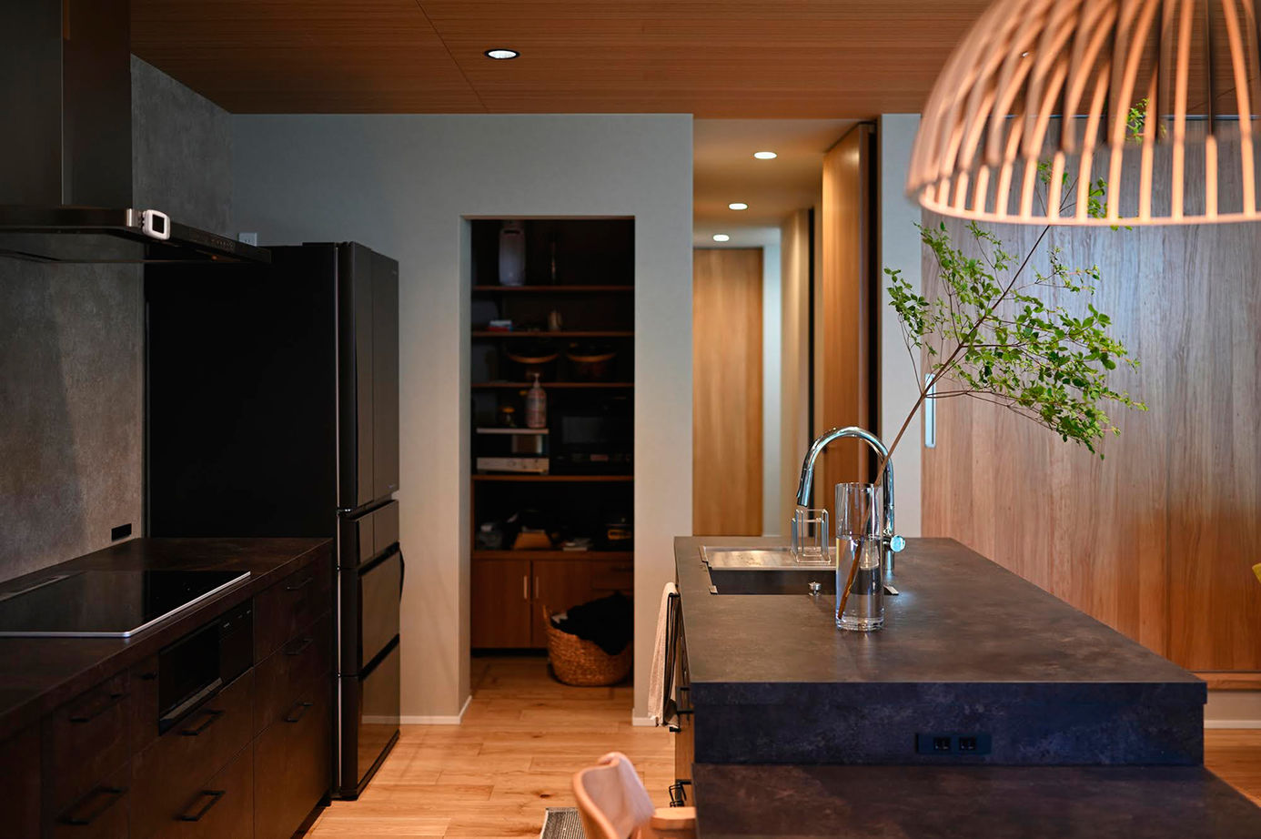 サブライムホーム（SUBLIME HOME） 【本体価格2652万円】黒いタイルの床、吹抜けに塗り壁。和モダンデザインと、家事や育児がしやすいプランの建築実例画像9