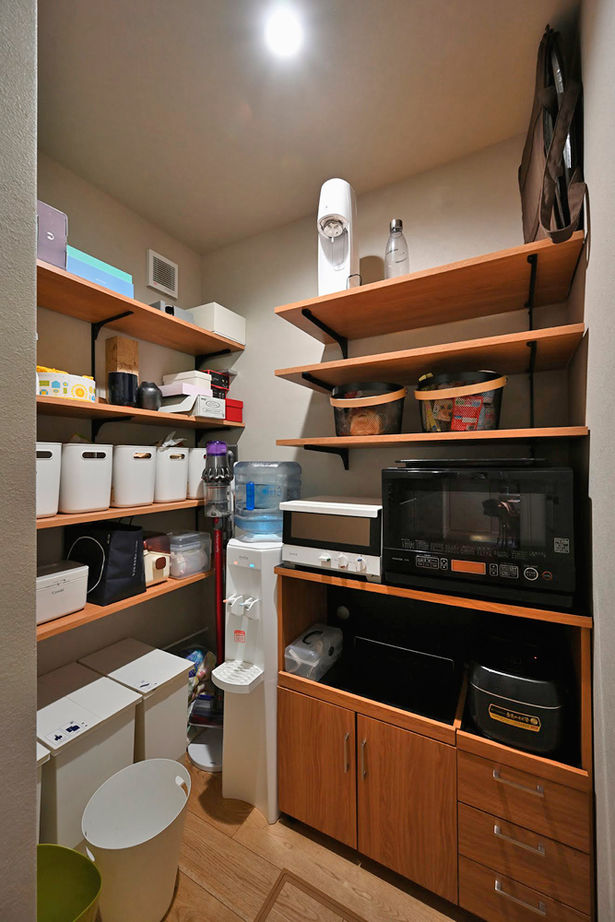 サブライムホーム（SUBLIME HOME） 【本体価格2652万円】黒いタイルの床、吹抜けに塗り壁。和モダンデザインと、家事や育児がしやすいプランの建築実例画像10