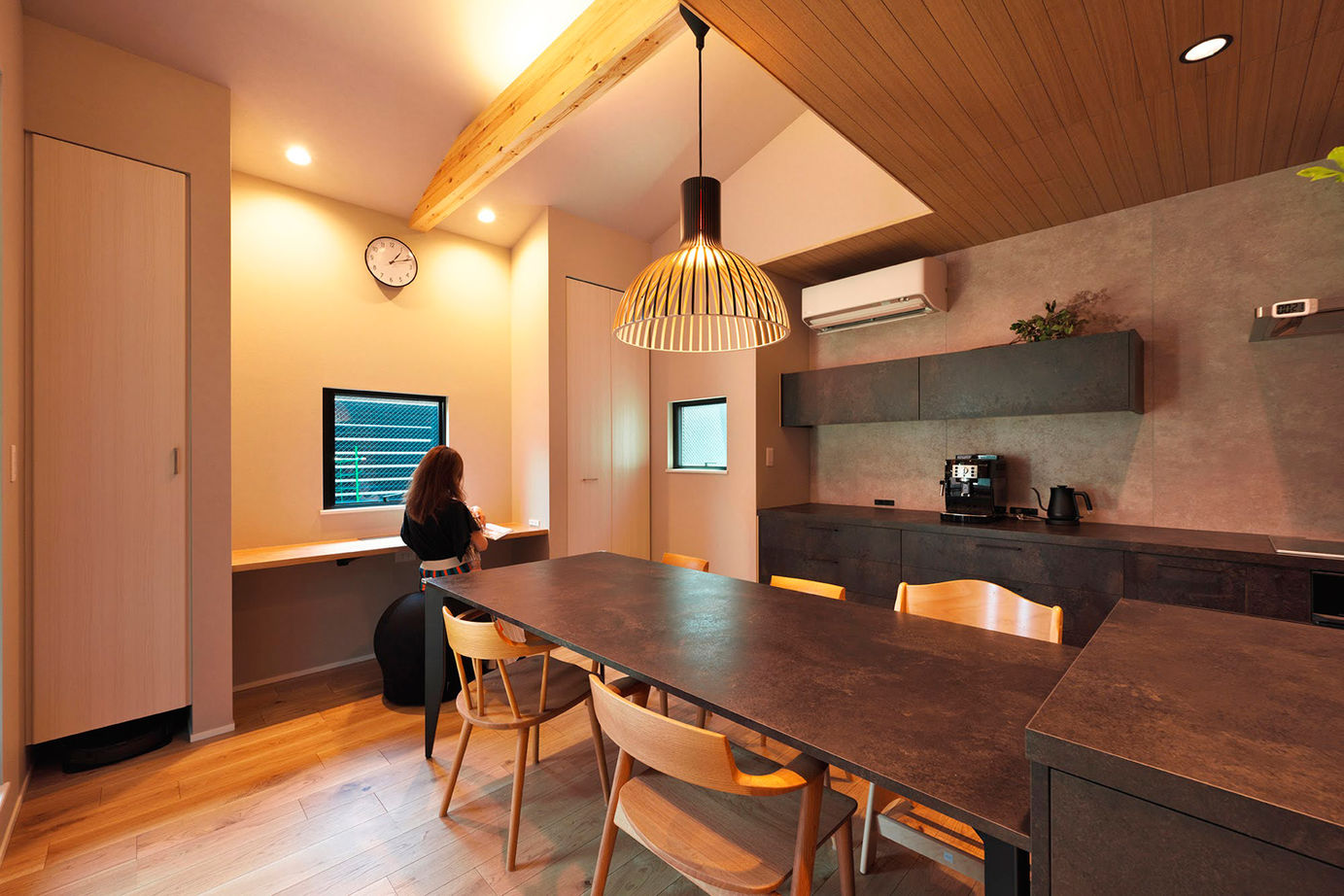 サブライムホーム（SUBLIME HOME） 【本体価格2652万円】黒いタイルの床、吹抜けに塗り壁。和モダンデザインと、家事や育児がしやすいプランの建築実例画像11