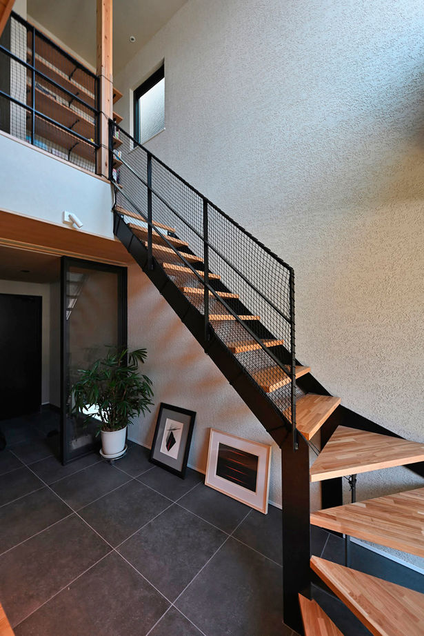 サブライムホーム（SUBLIME HOME） 【本体価格2652万円】黒いタイルの床、吹抜けに塗り壁。和モダンデザインと、家事や育児がしやすいプランの建築実例画像14