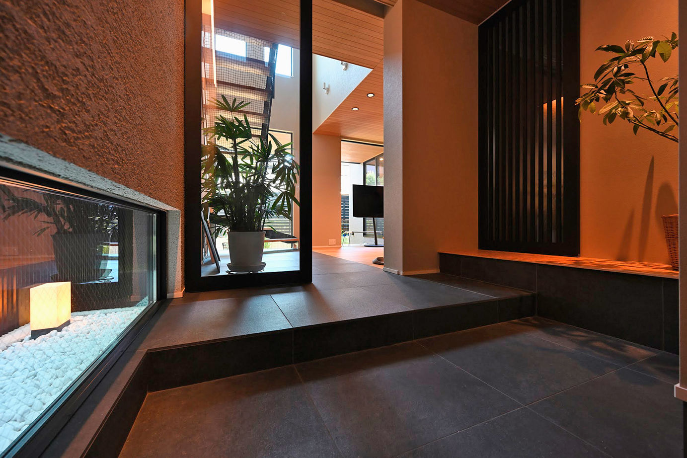 サブライムホーム（SUBLIME HOME） 【本体価格2652万円】黒いタイルの床、吹抜けに塗り壁。和モダンデザインと、家事や育児がしやすいプランの建築実例画像15