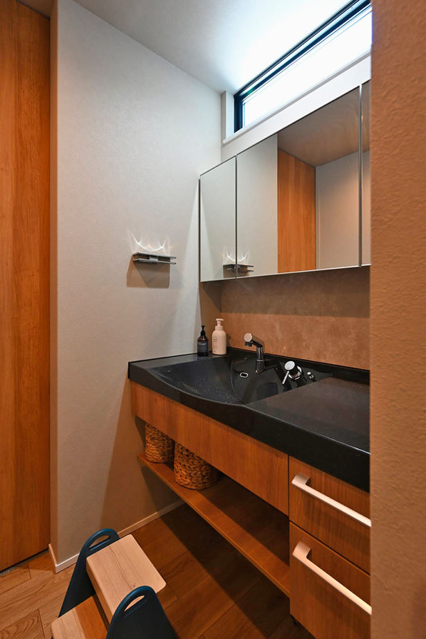 サブライムホーム（SUBLIME HOME） 【本体価格2652万円】黒いタイルの床、吹抜けに塗り壁。和モダンデザインと、家事や育児がしやすいプランの建築実例画像17