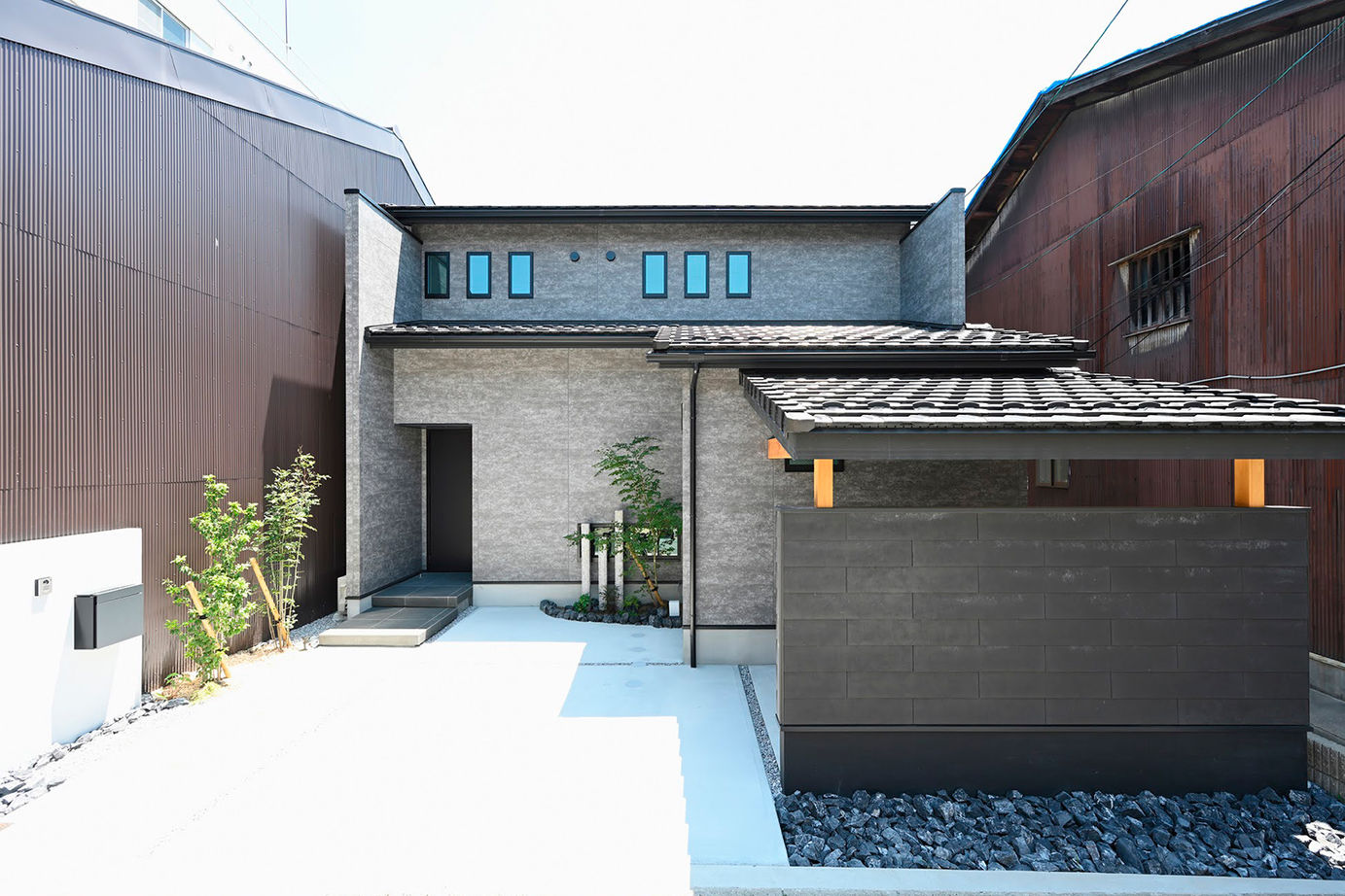 サブライムホーム（SUBLIME HOME） 【本体価格2652万円】黒いタイルの床、吹抜けに塗り壁。和モダンデザインと、家事や育児がしやすいプランの建築実例画像19