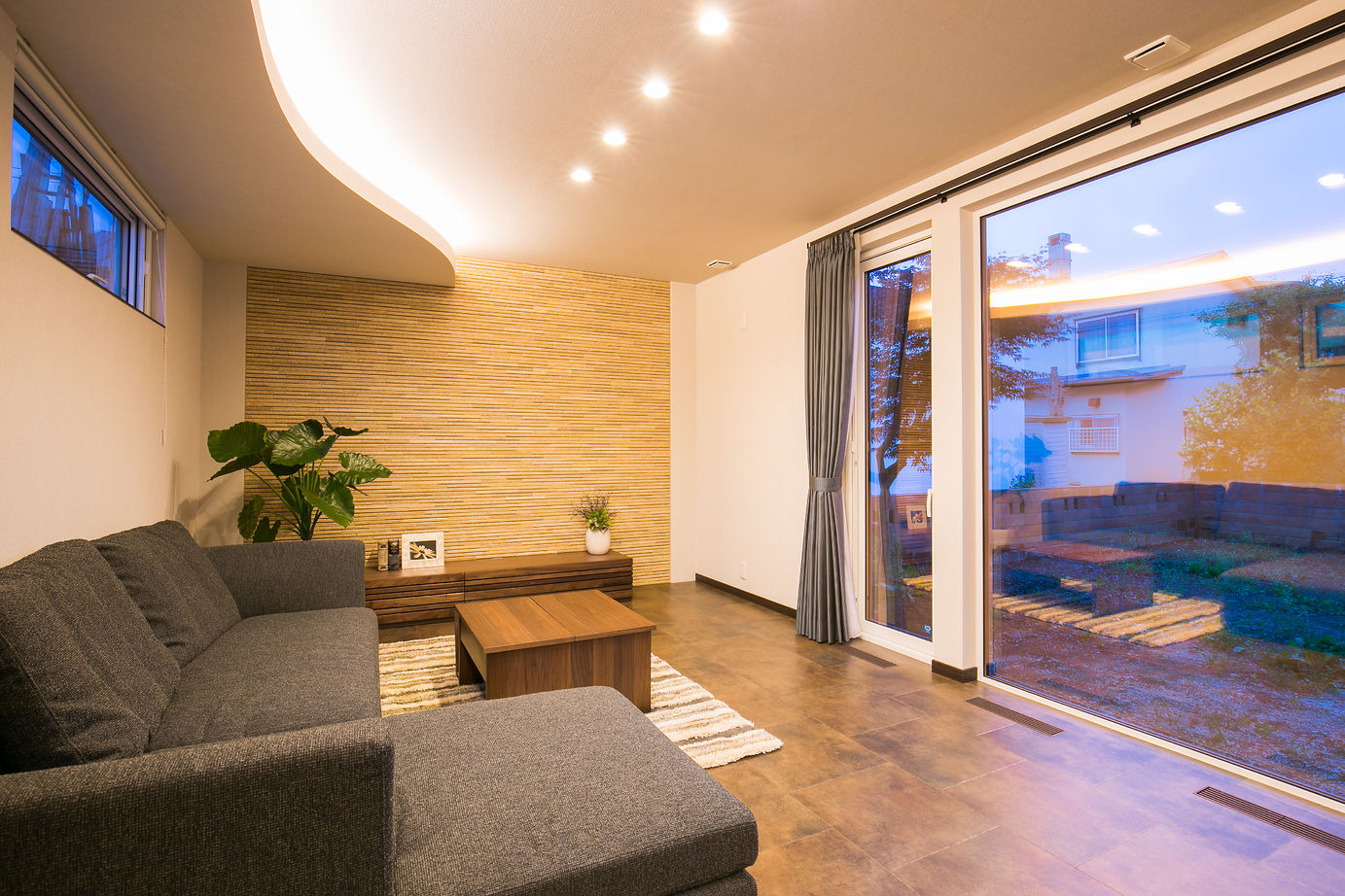 アーキテックプランニング 【2000～2499万円/間取図有/3LDK】中庭に面して開口が連続。内と外が一体となった家の建築実例画像1