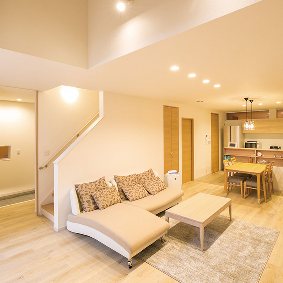 アーキテックプランニング 【1964万円/間取図有/4LDK】開放的な吹抜けリビング、機能性、デザイン性に優れたキッチンの建築実例画像2