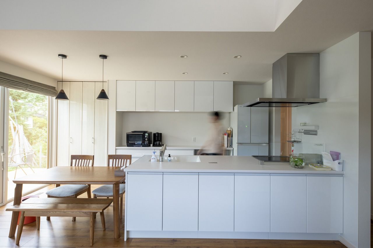 アーキテックプランニング 【2000～2499万円/間取有/4LDK】大きな窓から光がダイニングキッチンに降り注ぐ。収納豊富で使い勝手も抜群の建築実例画像2