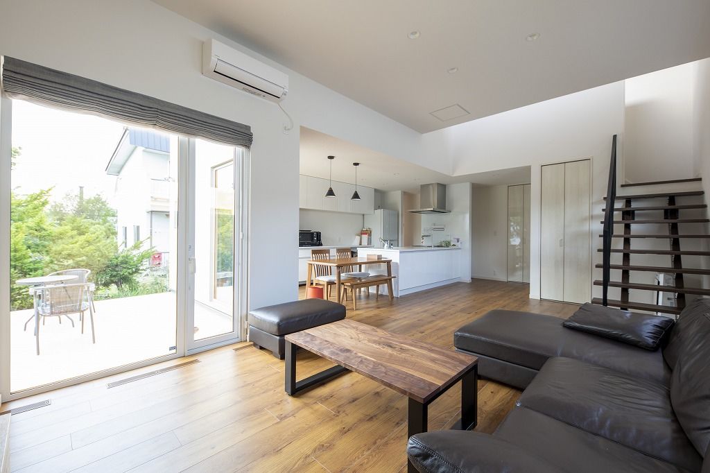 アーキテックプランニング 【2000～2499万円/間取有/4LDK】大きな窓から光がダイニングキッチンに降り注ぐ。収納豊富で使い勝手も抜群の建築実例画像4