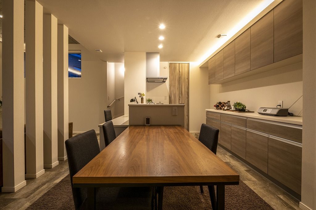 アーキテックプランニング 【2500～2999万円/間取図有/4LDK】天井高3ｍのリビング。快適なカーライフを叶えるカーポートのある住まいの建築実例画像6