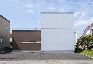 アーキテックプランニング 【2500～2999万円/間取図有/4LDK】こだわりの外観は白と茶のカラーがアクセント。窓の配置もデザインにの建築実例画像1