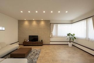 アーキテックプランニング 【2500～2999万円/間取図有/4LDK】こだわりの外観は白と茶のカラーがアクセント。窓の配置もデザインにの建築実例画像3