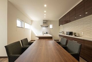 アーキテックプランニング 【2500～2999万円/間取図有/4LDK】こだわりの外観は白と茶のカラーがアクセント。窓の配置もデザインにの建築実例画像5