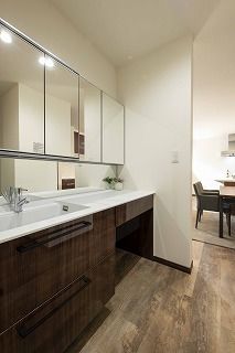 アーキテックプランニング 【2500～2999万円/間取図有/4LDK】こだわりの外観は白と茶のカラーがアクセント。窓の配置もデザインにの建築実例画像6