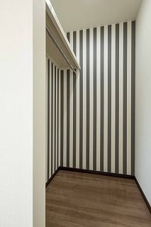 アーキテックプランニング 【2500～2999万円/間取図有/4LDK】こだわりの外観は白と茶のカラーがアクセント。窓の配置もデザインにの建築実例画像8