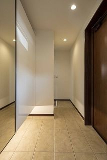 アーキテックプランニング 【2500～2999万円/間取図有/4LDK】こだわりの外観は白と茶のカラーがアクセント。窓の配置もデザインにの建築実例画像9