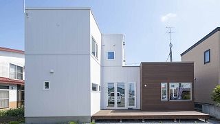 アーキテックプランニング 【2500～2999万円/間取図有/4LDK】こだわりの外観は白と茶のカラーがアクセント。窓の配置もデザインにの建築実例画像10