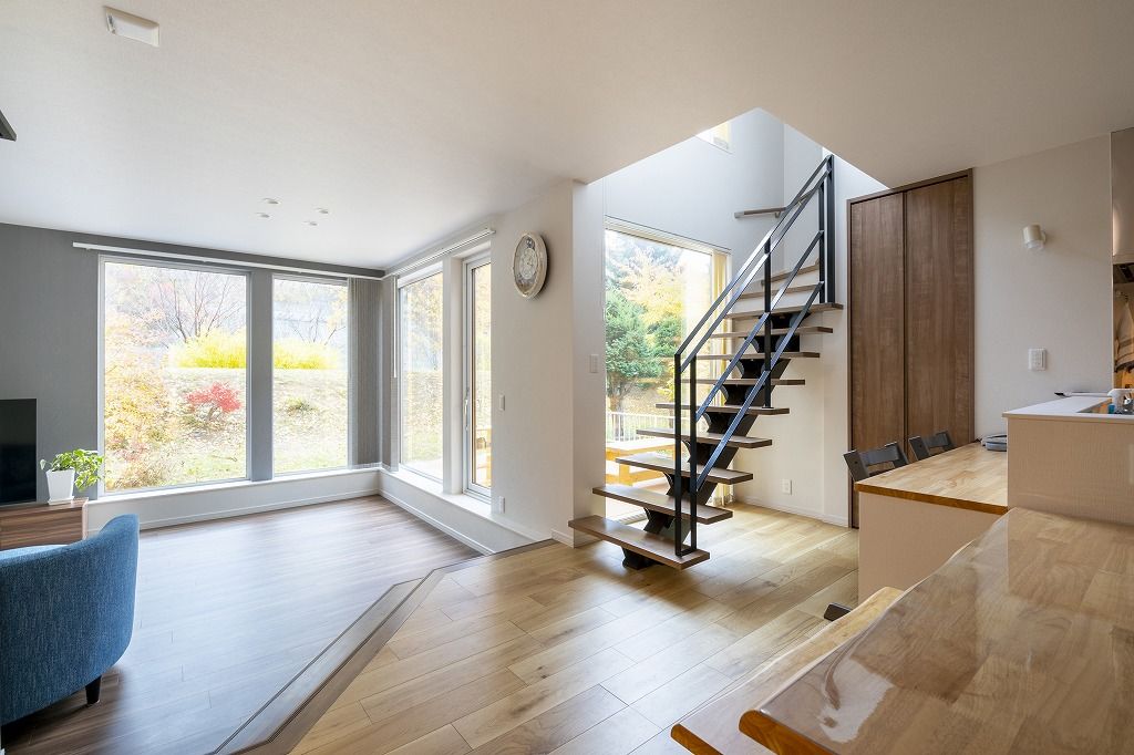 アーキテックプランニング 【2500～2999万円/間取図有/4LDK】スキップフロアで空間を程よくゾーニング。大開口窓から景色を楽しむ家の建築実例画像1