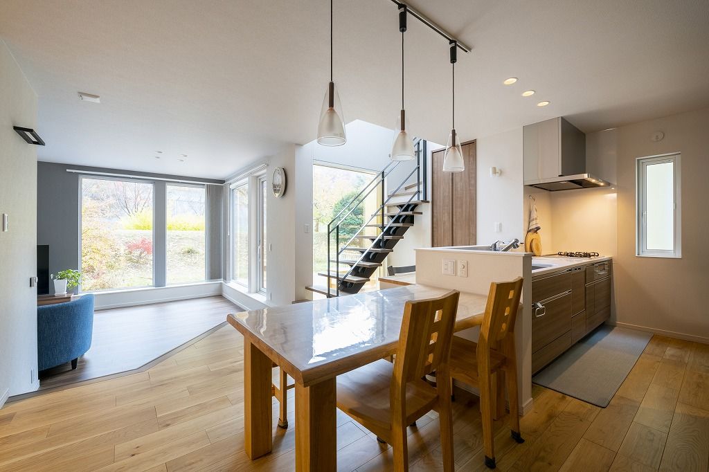 アーキテックプランニング 【2500～2999万円/間取図有/4LDK】スキップフロアで空間を程よくゾーニング。大開口窓から景色を楽しむ家の建築実例画像6