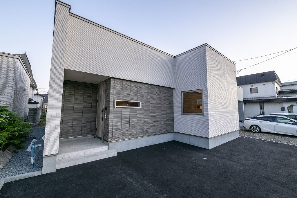 アーキテックプランニング 【平屋/2000～2499万円/間取図有/4LDK】リビングは2.8ｍのハイ天井。2WAYのファミリークローゼットもプランの建築実例画像2