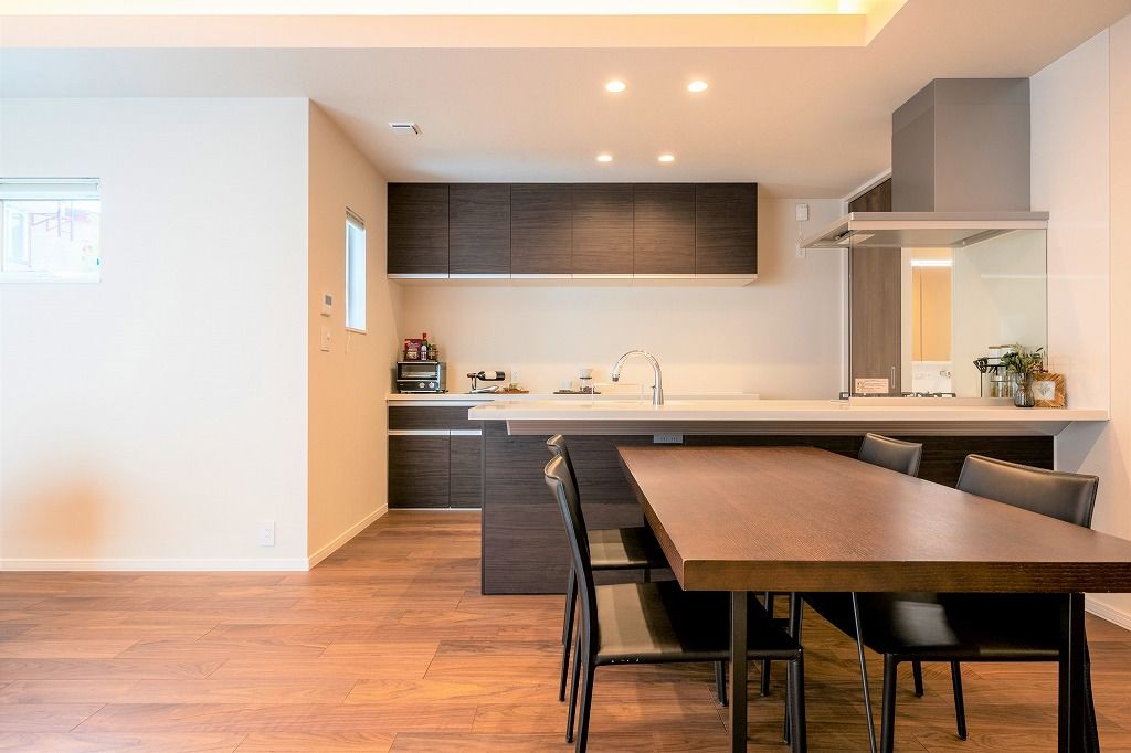 アーキテックプランニング 【平屋/2000～2499万円/間取図有/4LDK】リビングは2.8ｍのハイ天井。2WAYのファミリークローゼットもプランの建築実例画像4