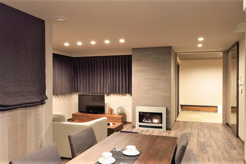 アーキテックプランニング 【2500～2999万円/間取図有/4LDK】暖炉風のストーブやデザイン和室、高級感を感じる空間の建築実例画像1