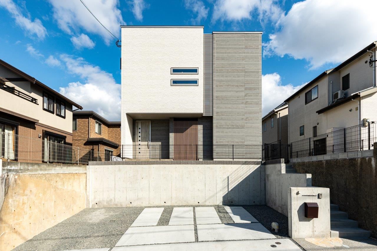 アーキテックプランニング 【2500～2999万円/間取図有/3LDK】印象的な立体凹凸外観デザインが魅力。快適空間を充実させた住まいの建築実例画像1