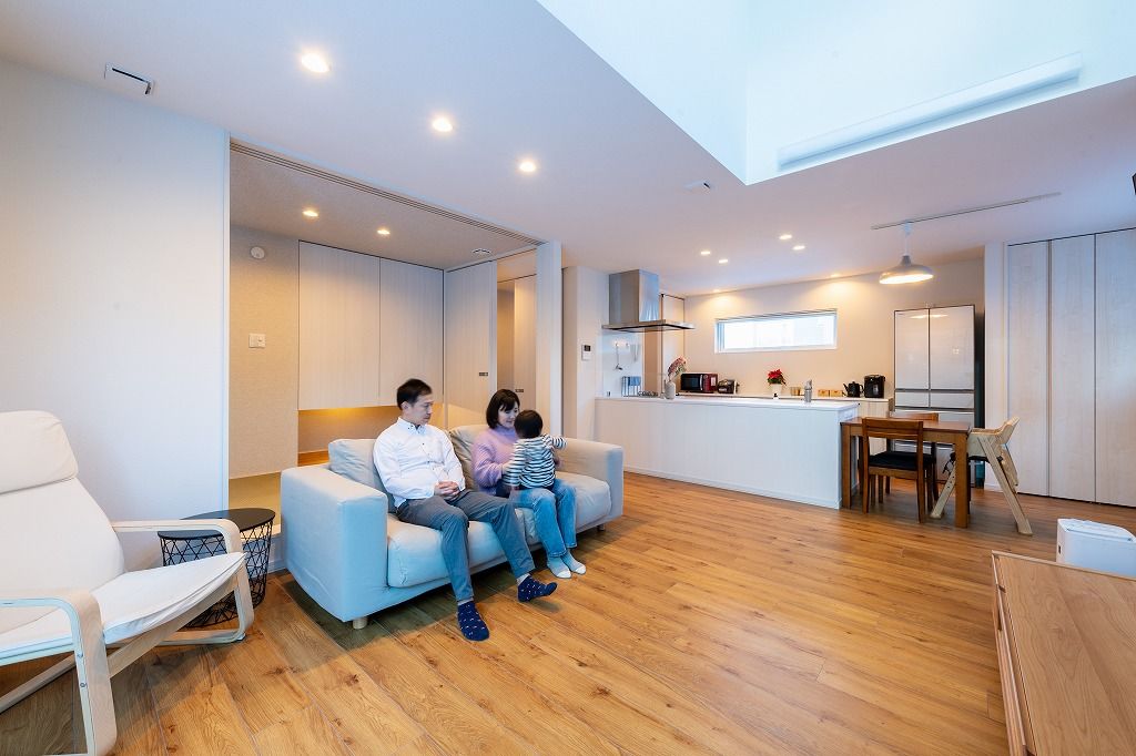 アーキテックプランニング 【2500～2999万円/間取図有/3LDK】吹き抜けやトリプルサッシの大きな窓、オープンスペースのある開放的な家の建築実例画像1