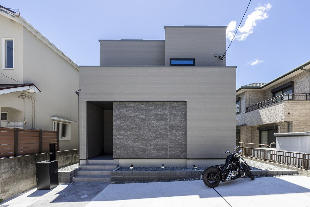 アーキテックプランニング グレートーンでまとめられた質感の美しさが際立つ住まいの建築実例画像1