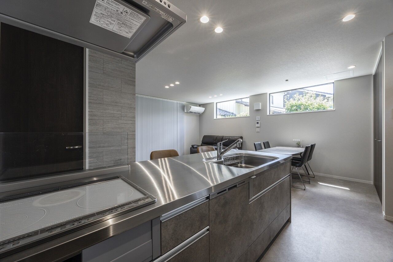 アーキテックプランニング グレートーンでまとめられた質感の美しさが際立つ住まいの建築実例画像2