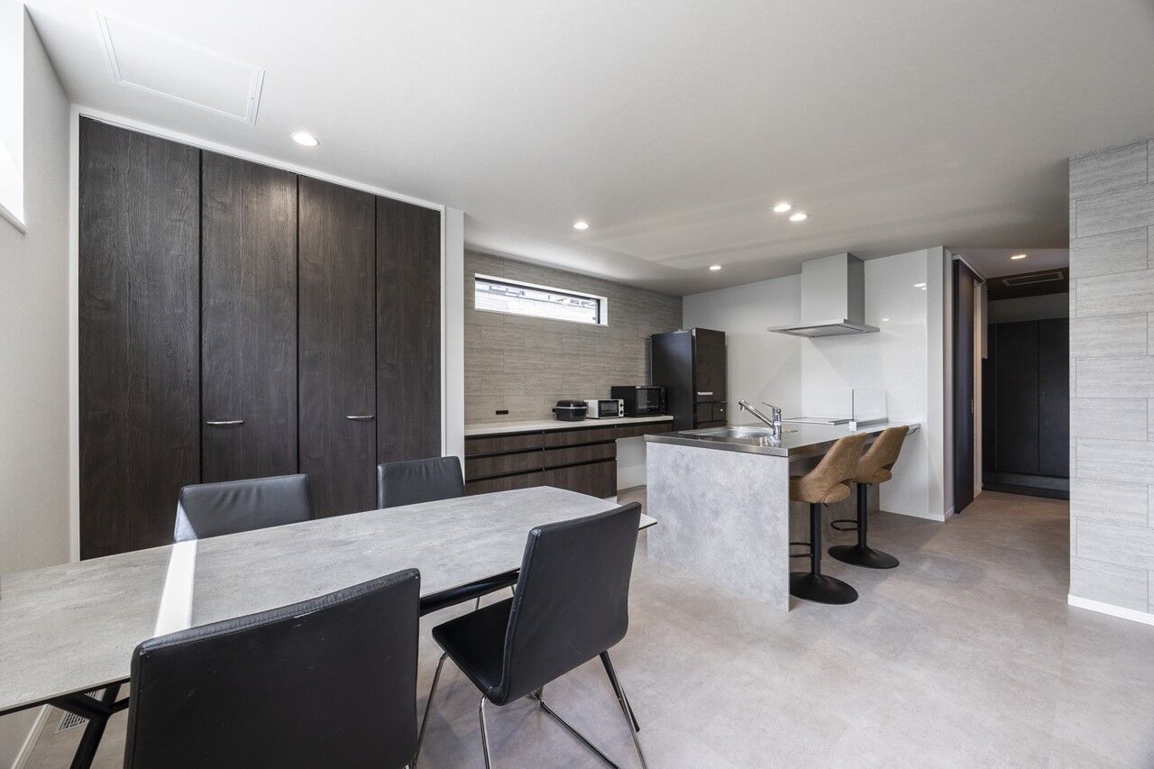 アーキテックプランニング グレートーンでまとめられた質感の美しさが際立つ住まいの建築実例画像4