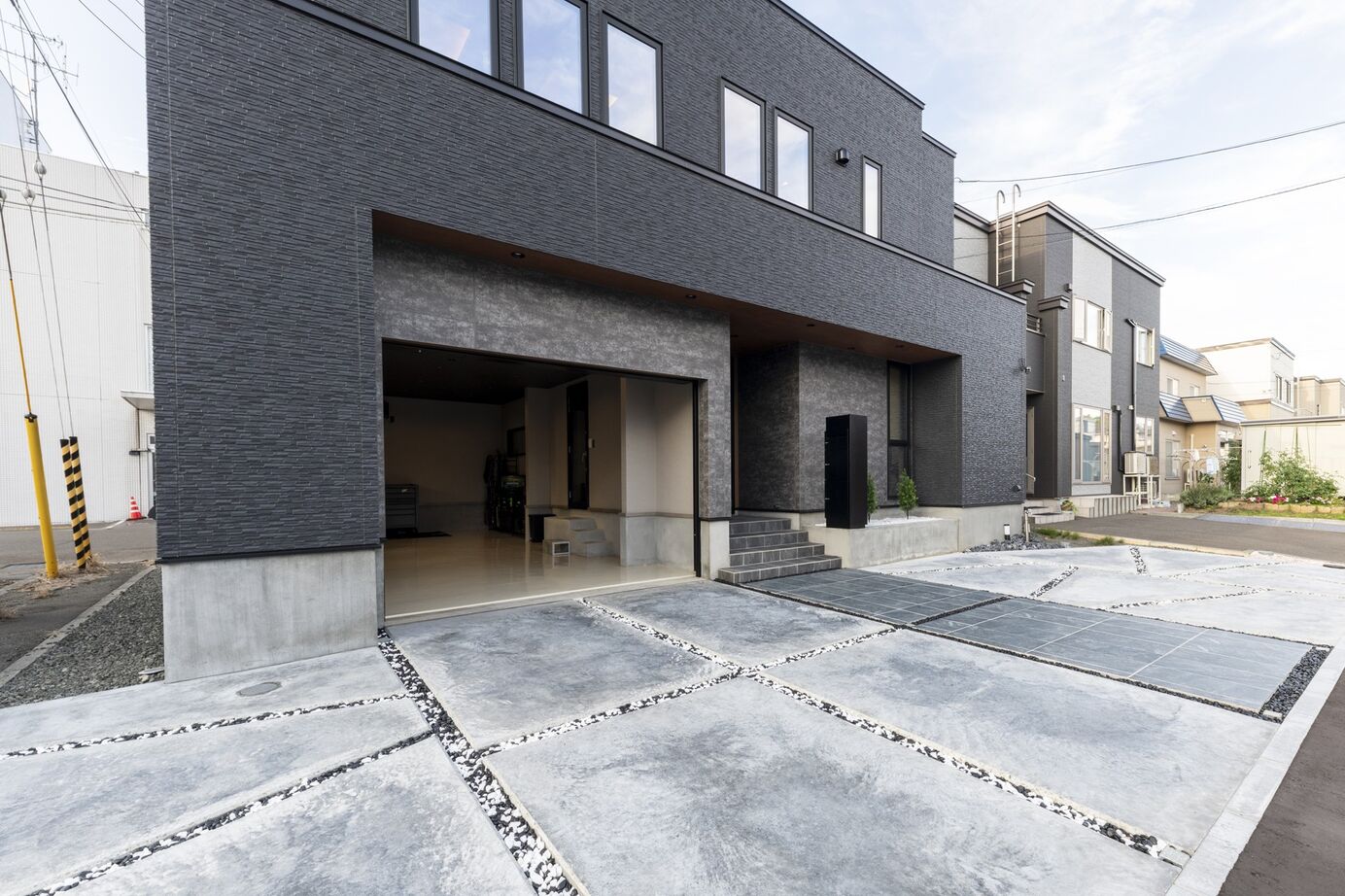 アーキテックプランニング 洗練された大人空間、ホテルライクな内装が美しいラグジュアリーなガレージハウスの建築実例画像10